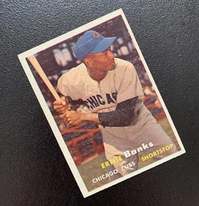 1957 TOPPS Ernie Banks Chicago Cubs #55 Baseball Card RARE Red Line Break Hat - Picture 1 of 3