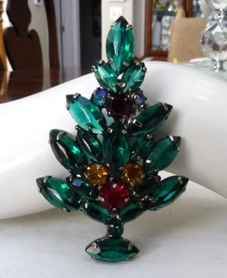 2 3/4" LRG VINTAGE PRONG-SET OPEN BACK GREEN GLASS RHINESTONE CHRISTMAS TREE PIN - Image 1 of 4