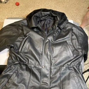 Herren mittellanger Mantel Winter schwarz Echtleder mit abnehmbarer Kapuze schwer warm - Bild 1 von 9