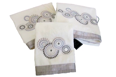 Avanti Linens Mosaic circles 3 Piece 2 Bath Towel 1 hand Towel Set-white lilac - Image 1 of 4