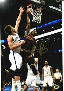 "Cleveland Cavaliers" Iman Shumpert Hand Signed 12X8 Color Photo CAS Hologram 