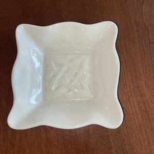 Belleek SQUARE PIN TRAY 2006 MEMBERSHIP of the BELLEEK COLLECTORS SOCIETY CLUB - Picture 1 of 6