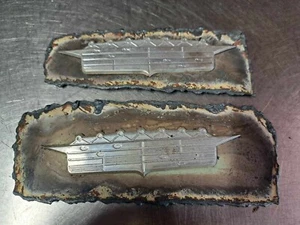 1957 Cadillac LH RH Rear Quarter Emblems - Bild 1 von 2