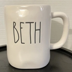 Rae Dunn Personalisierter Kaffeebecher "Beth" Weiß - Bild 1 von 5