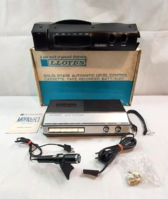 Чистый и рабочий винтажный портативный кассетный магнитофон LLOYD'S модель 1V20 в комплекте с коробкой - Изображение 1 из 4