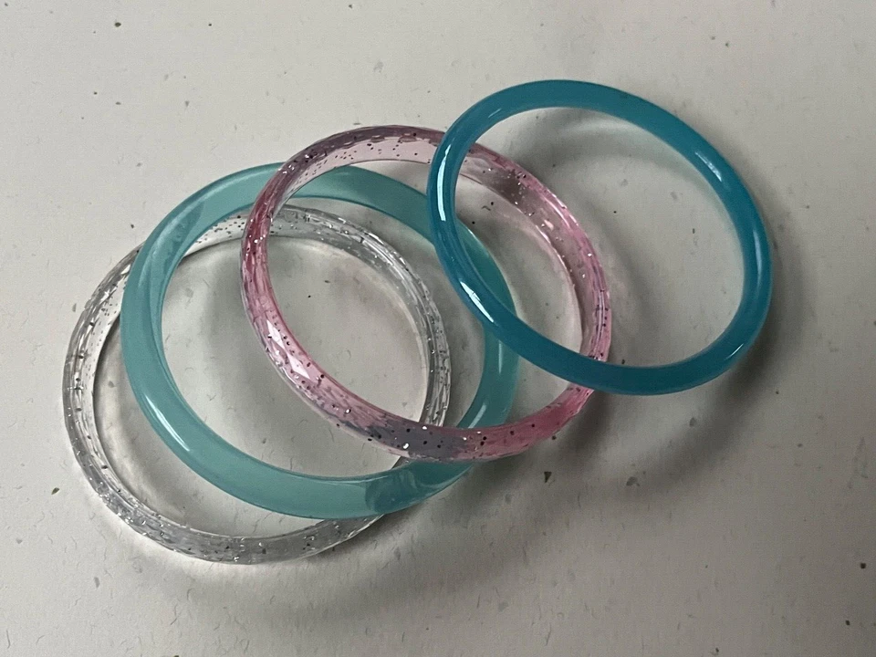 Lote de Pulseras Brazalete Plástico Azul Cielo y Rosa Claro y Facetado Transparente con Burbujas Foto 1 de 4