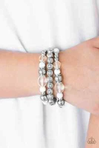Juego de pulsera elástica Paparazzi "Malibu Marina" con cuentas blancas y plateadas - Imagen 1 de 2