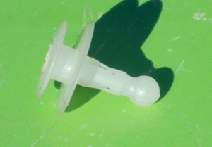 CLIP FORRO PANEL PUERTA TOYOTA COROLLA 75-88 67771-12010 OEM CELICA 4RUNNER CAMRY - Imagen 1 de 8