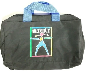 American Girl Puppe of Today Ausrüstungstasche Logo aus dem Ruhestand Reisegepäck Make-up Stifte - Bild 1 von 9