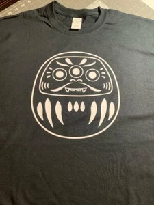 CAMISETA MUÑECA ESTILO JDM - JSTYLE - CHEECH THE DARUMA - NO ES LO QUE PIENSAS - Imagen 1 de 2