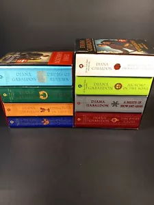 Diana Gabaldon Outlander Books 1-8 Paperback Lot Box Set - Imagen 1 de 13
