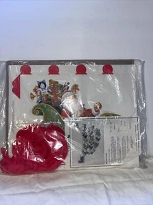 Neu in Verpackung Vintage Weihnachtskartenhalter Stanzteile Weihnachtsschlitten Rentier Garn Wandbehang - Bild 1 von 6
