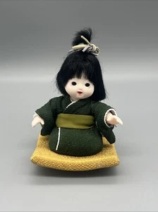 Traditioneller japanischer Mädchen Baby Puppe Kind roter Kimono auf Kissen Vinyl Stoffkörper - Bild 1 von 8