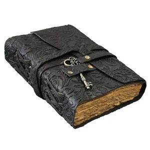 Carnet de croquis en cuir gaufré avec pages anciennes et clés vintage faites ... - Photo 1/8