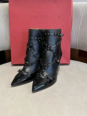 Nuevo con etiquetas Auténtico botín Valentino Garavani con tiras, talla 37 venta al por menor $1195 Foto 1 de 4