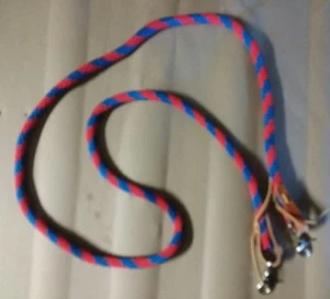  ROT & blau Amish Made PFERD POLY ROPING ZÜGEL MIT LEDER SCHNÜRSENKELN SCHLAUFENENDEN - Bild 1 von 2