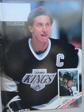 BECKETT HOCKEY MAGAZINE... SEPT/OCT 1990.  ISSUE  #1. WAYNE GRETZKY ON COVER ...