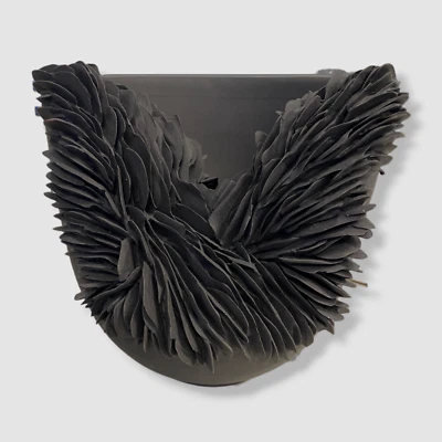 Jarrón Olivia Walker de porcelana colapsado negro mate $2300 decoración contemporánea Foto 1 de 4