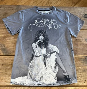 T-Shirt Uomo STEVIE NICKS Setosa~LARGE~S/S Elasticizzata Poli FOTO Immagine 2 Lati GRIGIO - Foto 1 di 5