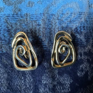 VINTAGE OHRCLIPS GOLDFARBEN, DRAMATISCHES SWIRL DESIGN - Bild 1 von 4