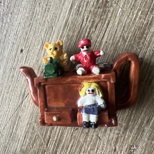 Vtg PAUL CARDEW TOY BOX MINI TEAPOT Fridge Magnet ENGLAND - 3D Train Doll - Picture 1 of 6