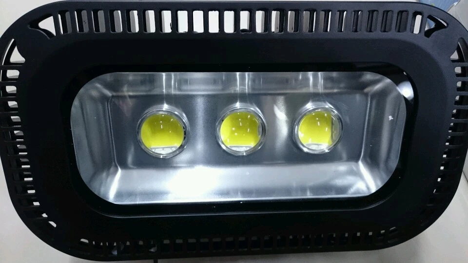 FARO FARETTO A LED 150W WATT IP65 DA ESTERNO CON 3 LENTI ALTA POTENZA - Immagine 1 di 1