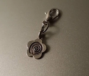 Plata Espiral Celta MARGARITA Clip Flor Mini Dije Colgante Bum bumi Contador - Imagen 1 de 2