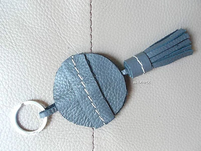 PORTE CLE / BIJOU DE SAC A MAIN  POMPON FRANGES KEY-RING 100 % CUIR GRIS / VERT - Photo 1/2
