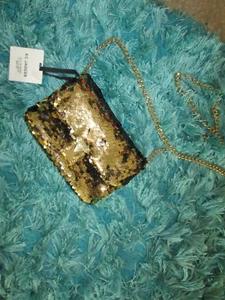 NUEVO CON ETIQUETAS * BOLSO DE MANO KC JAGGER DORADO/NEGRO BRILLO CORREA DORADA - Imagen 1 de 3