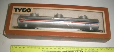 TYCO HO 62' GULF 3 DOME TANK CAR OSKX 829 WITH ORIGINAL BROWN BOX # 357 B, EX! - Image 1 of 4
