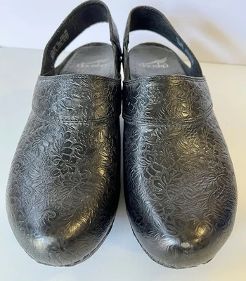 Dansko 黑色浮雕珍珠花卉工具吊带鞋 38 码 — 第 1/4 张图片