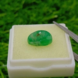 4.1 Carats Oval Cabochon Shape Green Color Natural Emerald Gemstone - Picture 1 of 4
