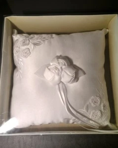 WHITE RING BEARER PILLOW - 9" Square Embroidery & Roses - VICTORIA LYNN - NEW ! - Bild 1 von 3