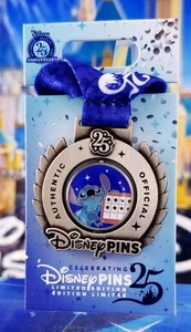 Spilla Parchi Disney - Medaglia Stitch Trading 25° Anniversario - Foto 1 di 1