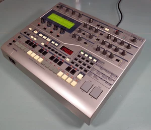 YAMAHA RS7000 Sampler + Sequencer, Rhythm Machine, Groovebox, Techno, Trance - Bild 1 von 8