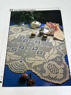 Páginas cuadradas de revista Alice Gundel estilizadas con patrón de ganchillo de campanarios de 23,75 pulgadas Foto 1 de 3