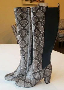 NUEVAS Botas Altas Donald Pliner Parley Estampado Pitón con Panel Elástico Cuero Talla 6M - Imagen 1 de 9
