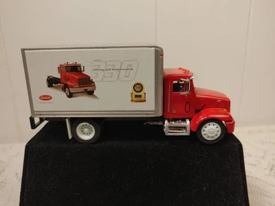 Camión Tonkin 1:32 Peterbilt rojo - Modelo 330 JD Power ganador del premio 2001 Foto 1 de 4