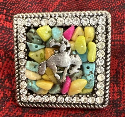 Anillo elástico occidental - vaquero en un bronco, turquesa, diamante y otras piedras Foto 1 de 4