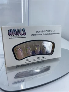 24 pezzi unghie finte stile francese 3D disegni diamanti rosa quadrato corto - Foto 1 di 9