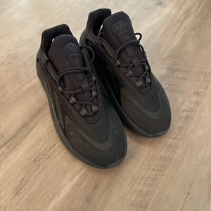 Size 5.5 - adidas Ozelia Black Carbon - Picture 1 of 5