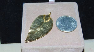 Colgante de hoja de tono dorado - Imagen 1 de 3