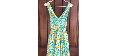 Vestido halter ELLE cuello en V ajustado y acampanado gota de luna con bolsillos EE. UU. 6 USADO EN EXCELENTE ESTADO Foto 1 de 3