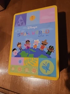 Astuccio di latta Disney's It's A Small World 2001 senza bambola giapponese Kioko/AT  - Foto 1 di 8