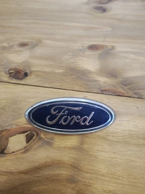 Ford Focus 2000-2004 emblema de parrilla Foto 1 de 4