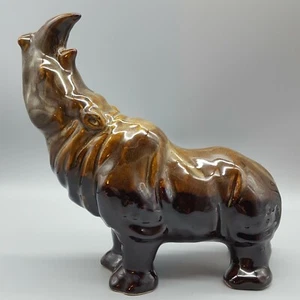 Estatuilla de estatua de rinoceronte de cerámica, esmalte de goteo de marrones ricos. 9,5"" de alto, 10"" de largo - Imagen 1 de 10