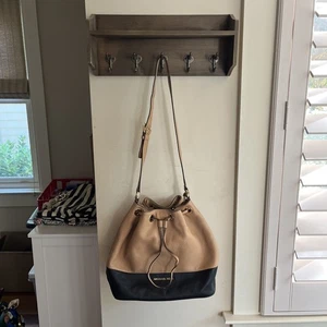 Michael Kors Jules Two Tone Pebble Leather Bucket Bag Braun Schwarz - Bild 1 von 8