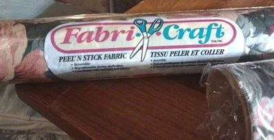 Tela Peel n Stick Fabri-craft 1 rollo 5,63 pies cuadrados rosas conmemorativas, 2 disponibles Foto 1 de 3