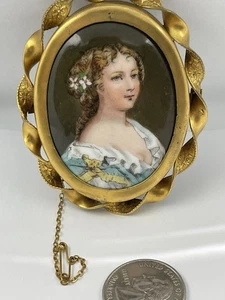 Antiguo y hermoso retrato de una mujer joven en un broche con marco de Pinchbeck dorado - Imagen 1 de 14