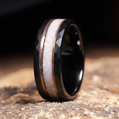 Anillo de boda de tungsteno negro martillado de oro rosa y ópalo blanco de 8 mm para hombre” Foto 1 de 4